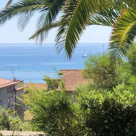 Spacious Jacuzzi Retreat: Holiday home