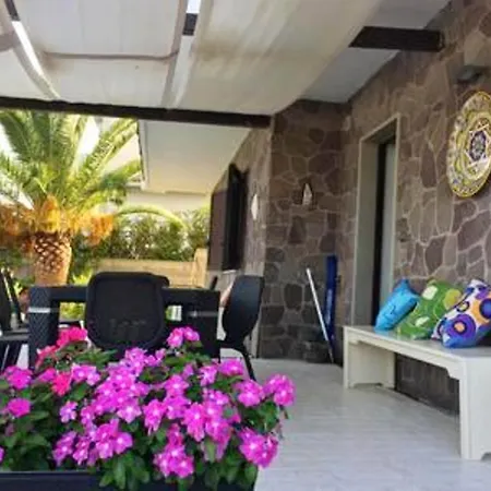 Spacious Jacuzzi Retreat: Brancaleone Marina