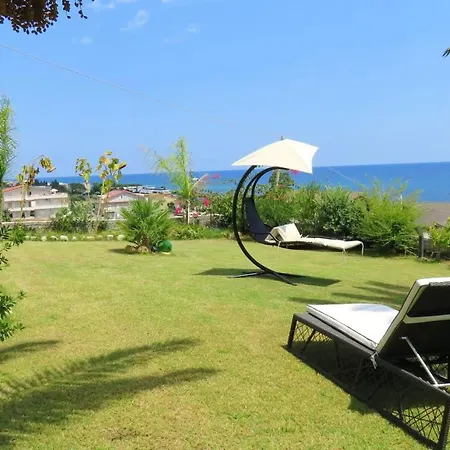 Spacious Jacuzzi Retreat: