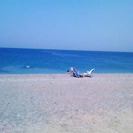 Spacious Jacuzzi Retreat: Holiday home