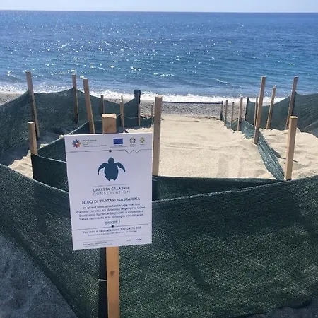 Spacious Jacuzzi Retreat: * Brancaleone Marina