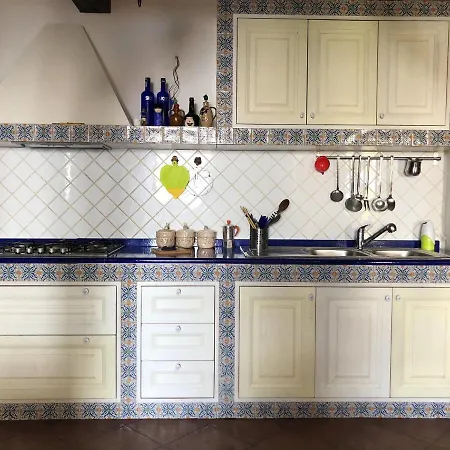 Spacious Jacuzzi Retreat: Holiday home