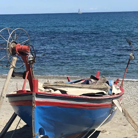 Spacious Jacuzzi Retreat: * Brancaleone Marina