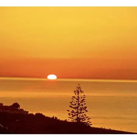 Spacious Jacuzzi Retreat: Holiday home Brancaleone Marina