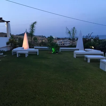 Holiday home Spacious Jacuzzi Retreat: *