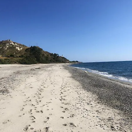 Spacious Jacuzzi Retreat: