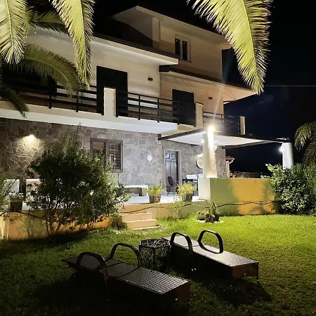 Spacious Jacuzzi Retreat: Brancaleone Marina