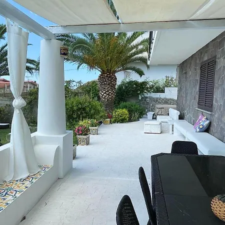 Holiday home Spacious Jacuzzi Retreat: *