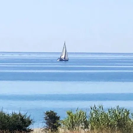 Spacious Jacuzzi Retreat: