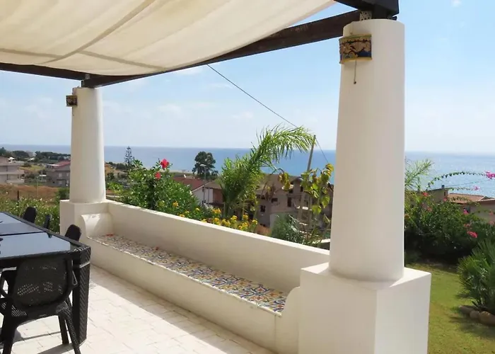 Spacious House With Jacuzzi In *