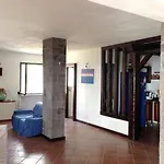Vakantiehuis Spacious House With Jacuzzi In
