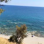 Vakantiehuis Spacious House With Jacuzzi In Brancaleone Marina