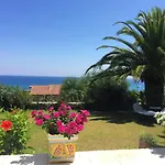 Spacious House With Jacuzzi In Vakantiehuis Brancaleone Marina
