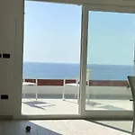 Vakantiehuis Spacious House With Jacuzzi In *