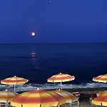 Spacious House With Jacuzzi In Ferienhaus Brancaleone Marina