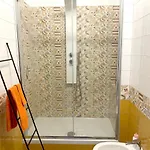 Vakantiehuis Spacious House With Jacuzzi In *