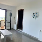 Vakantiehuis Spacious House With Jacuzzi In