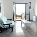Vakantiehuis Spacious House With Jacuzzi In Brancaleone Marina