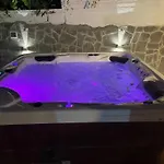Spacious House With Jacuzzi In