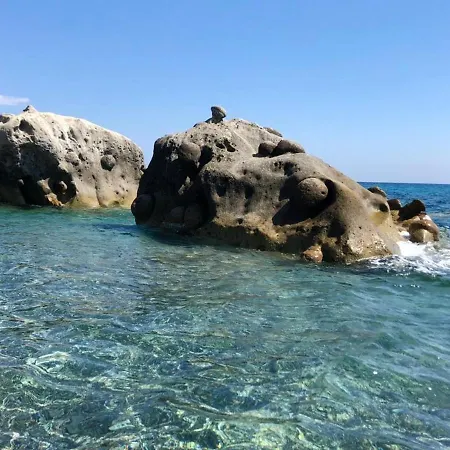 Spacious House With Jacuzzi In * Brancaleone Marina