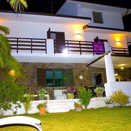 Spacious House With Jacuzzi In *