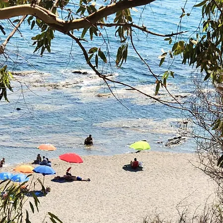 Feriehus Spacious House With Jacuzzi In Brancaleone Marina