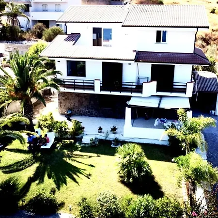 Spacious House With Jacuzzi In * Brancaleone Marina