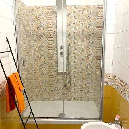 Дом отдыха Spacious House With Jacuzzi In *