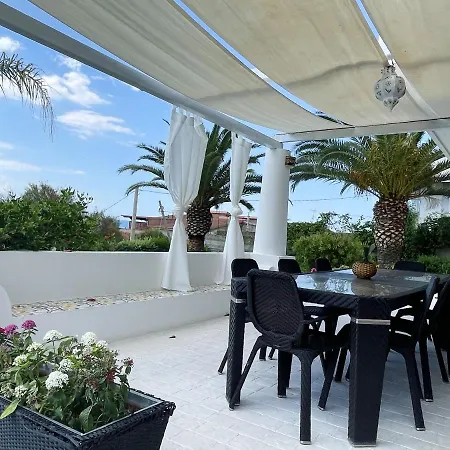 Nyaraló Spacious House With Jacuzzi In