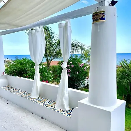 Spacious House With Jacuzzi In Brancaleone Marina