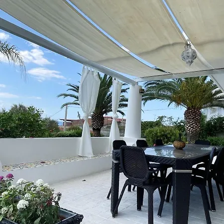 Spacious House With Jacuzzi In