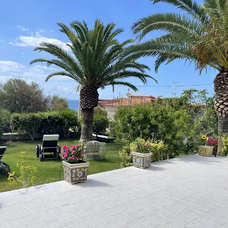 Spacious House With Jacuzzi In Nyaraló