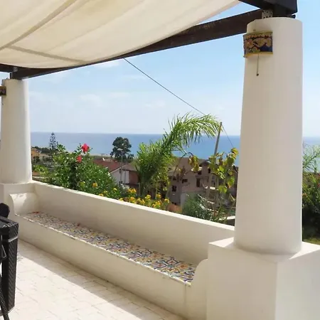 Spacious House With Jacuzzi In *