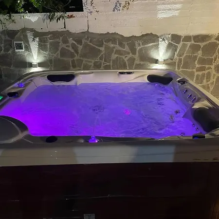 Spacious House With Jacuzzi In