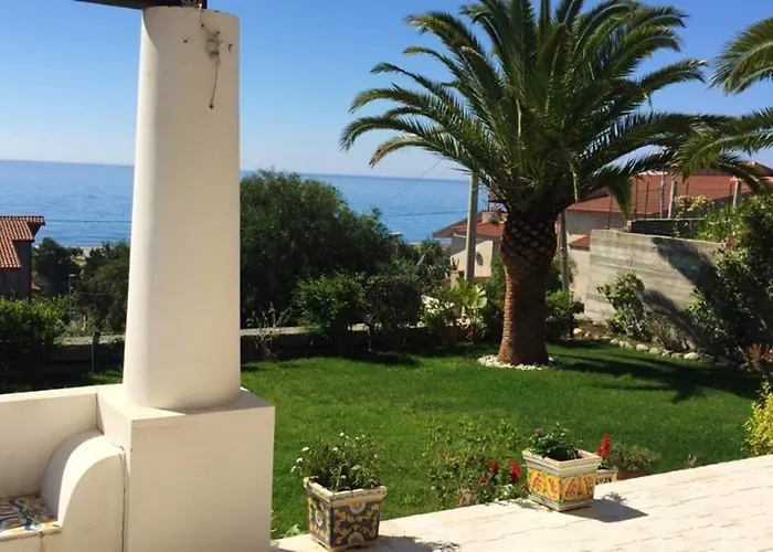 Spacious House With Jacuzzi In Brancaleone Marina