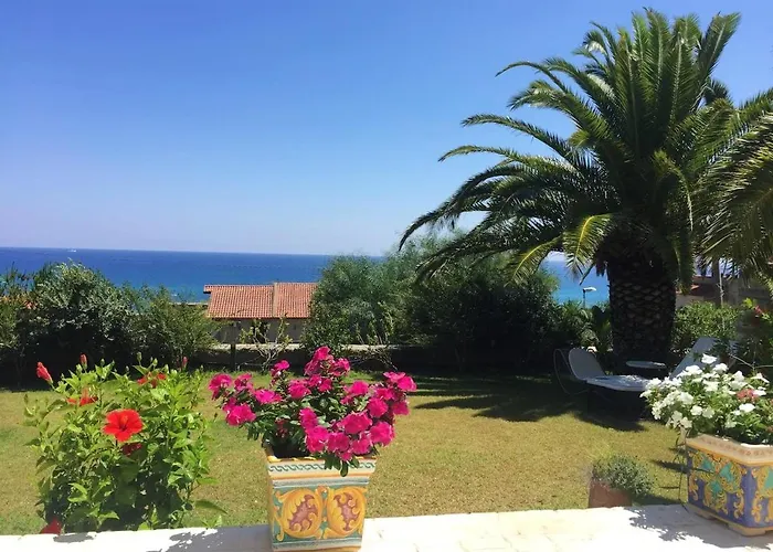 Spacious House With Jacuzzi In Nyaraló Brancaleone Marina