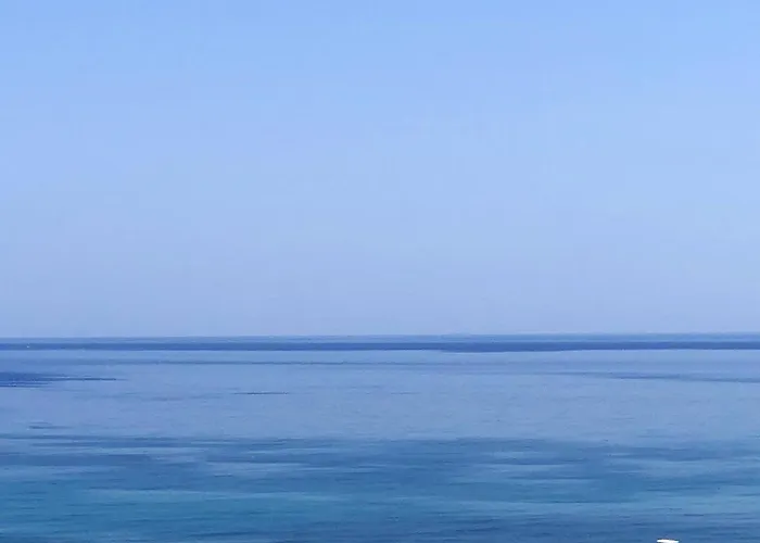 Spacious House With Jacuzzi In *