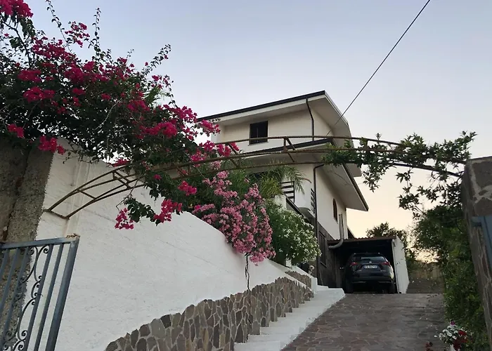 Casa de Férias Spacious House With Jacuzzi In *