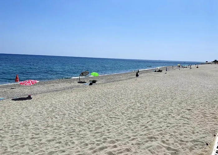 Nyaraló Spacious House With Jacuzzi In