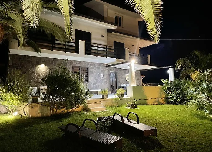 Spacious House With Jacuzzi In Brancaleone Marina