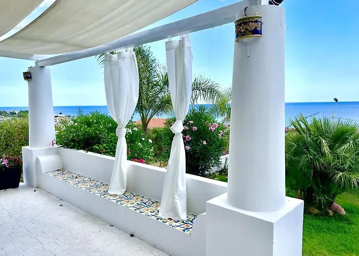 Spacious House With Jacuzzi In Brancaleone Marina