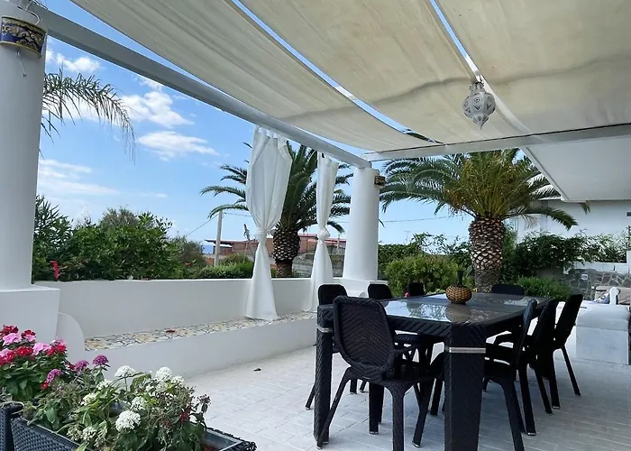 Spacious House With Jacuzzi In