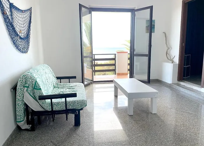 Nyaraló Spacious House With Jacuzzi In Brancaleone Marina