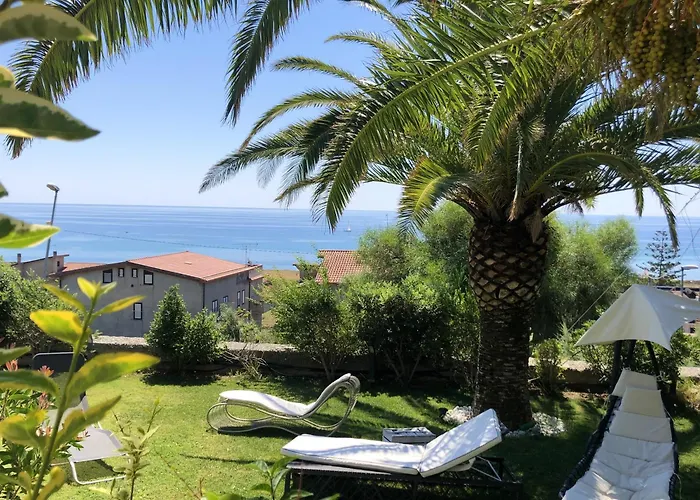 Nyaraló Spacious House With Jacuzzi In Brancaleone Marina