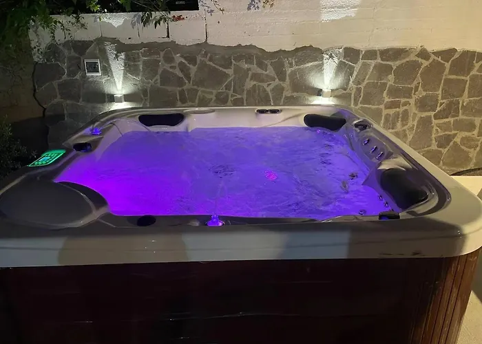 Spacious House With Jacuzzi In